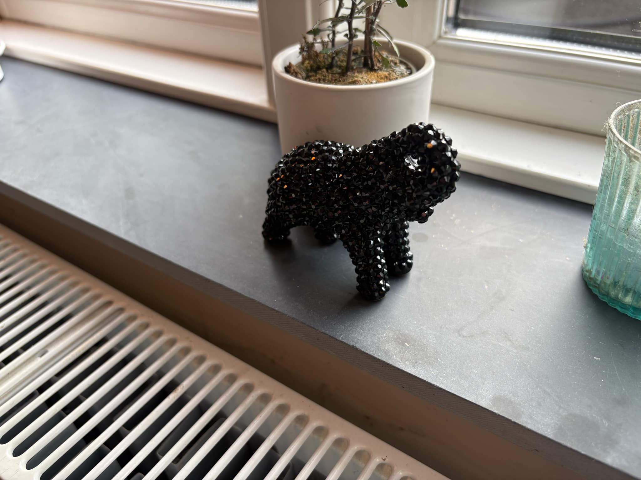 Lille figur dekoreret med sorte rhinsten