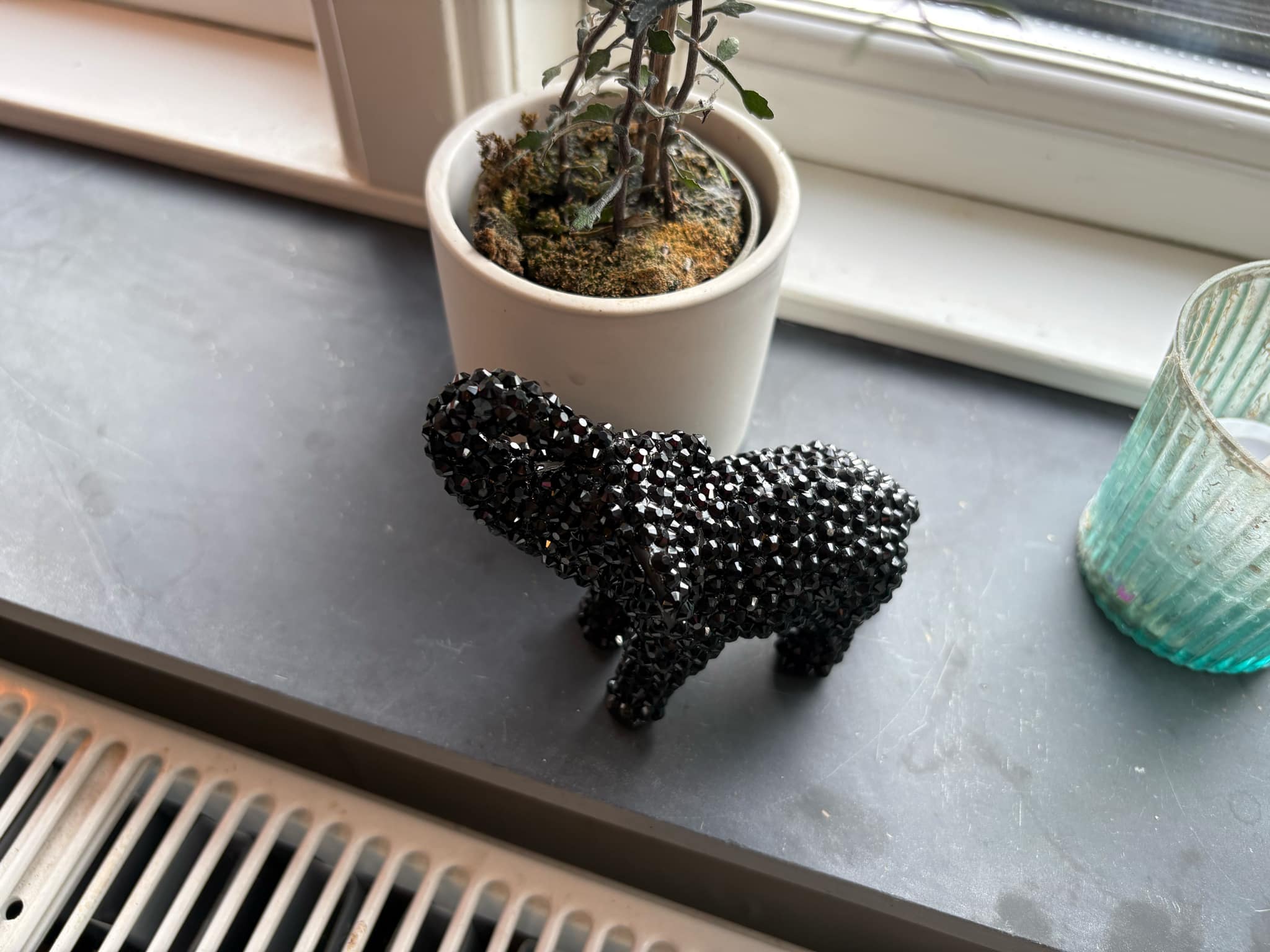 Kreativ figur med sorte rhinsten
